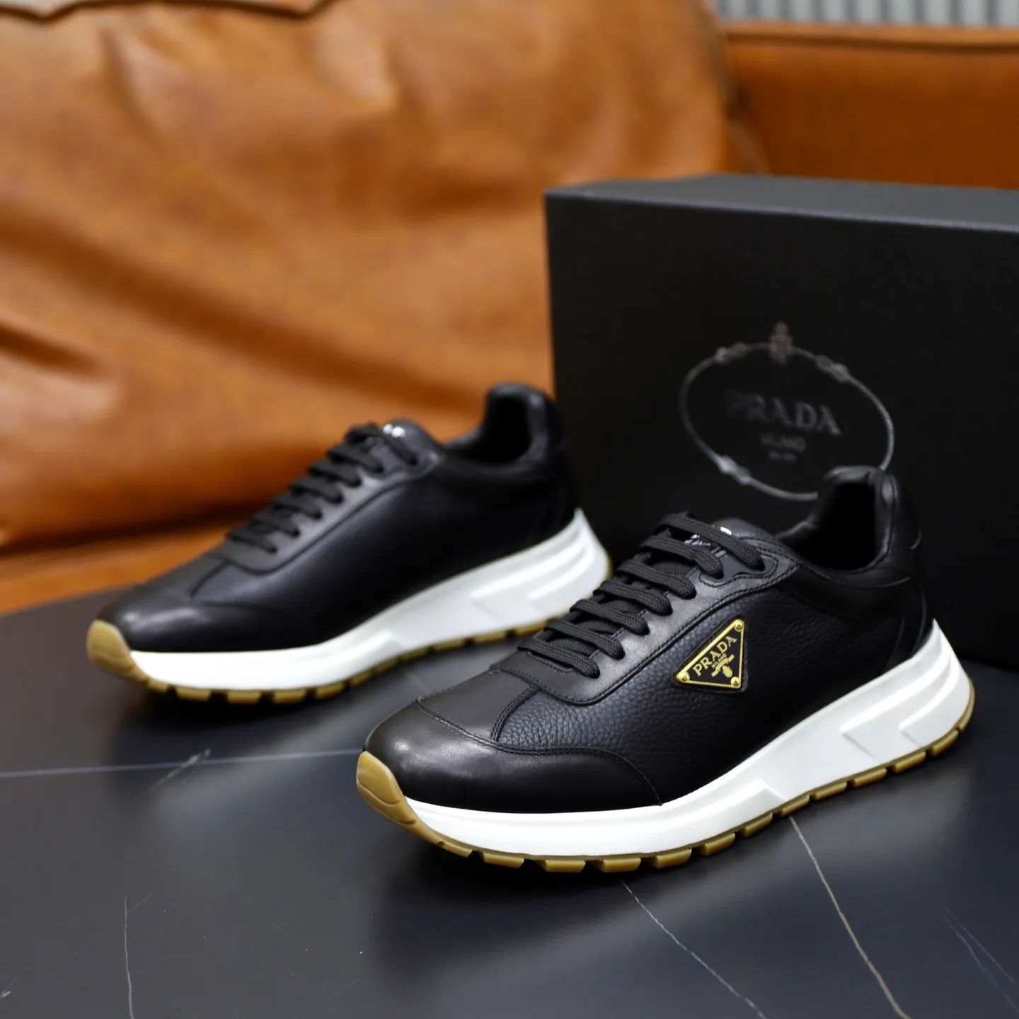 Factory price: 760💰Top original order Brand: PRADA (Prada) Standard code: Men's size 38/44 (45 can be customized) Grade: Same as the official website Material: Original cowhide stitching imported cowhide lining Original combination two-color wear-resistant soft outsole Style category: Leisure and sports version Young fashion European and American trend British style Color: Real picture color